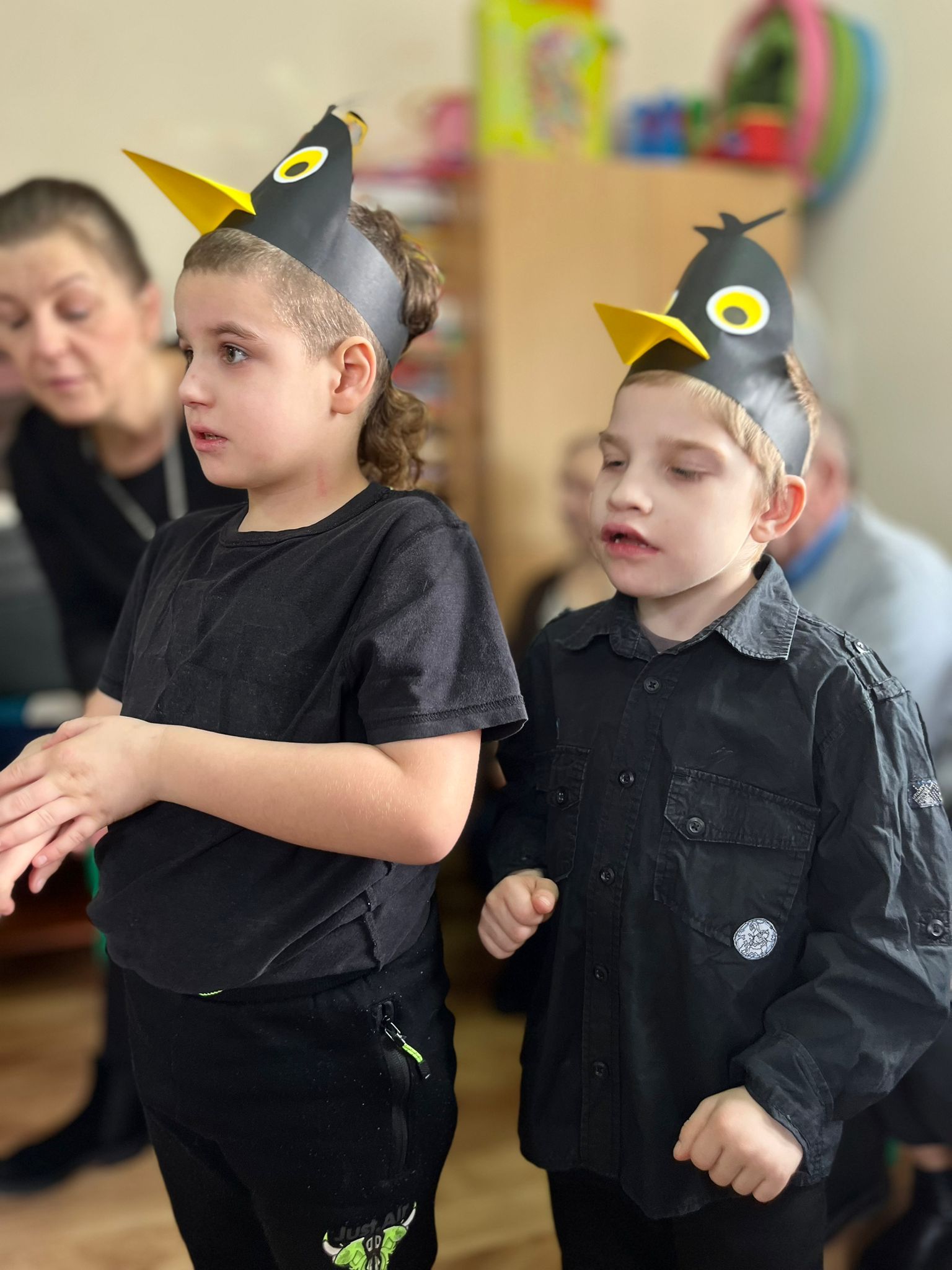 Dzień Babci i Dziadka w przedszkolu | Dwóch chlopców w stroju ptaszków.jpg