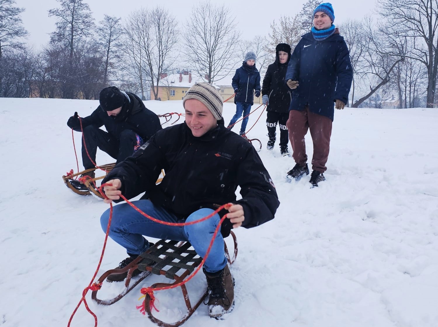 Zimowa frajda – zjazdy na sankach!