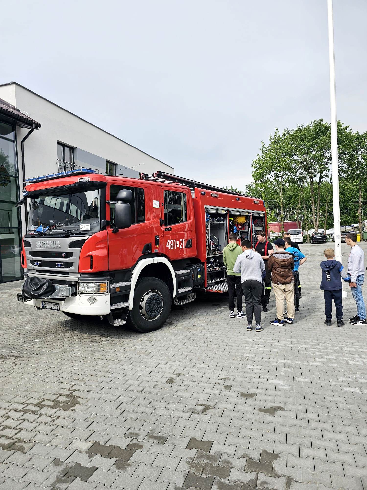 Strażacka lekcja odwagi i bezpieczeństwa | Uczniowie przy wozie strażackim.jpg