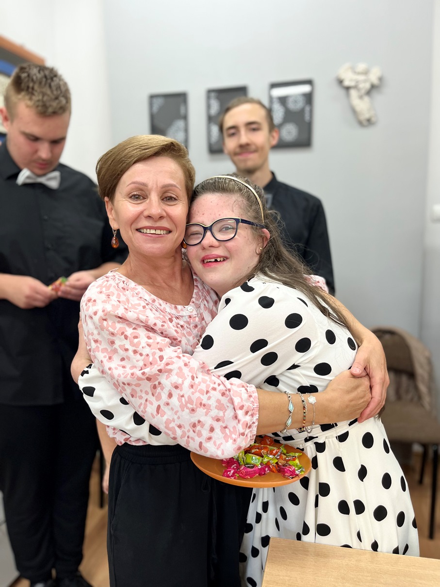 Świętujemy Dzień Edukacji Narodowej | Uczennica przytula się do nauczycielki.JPG