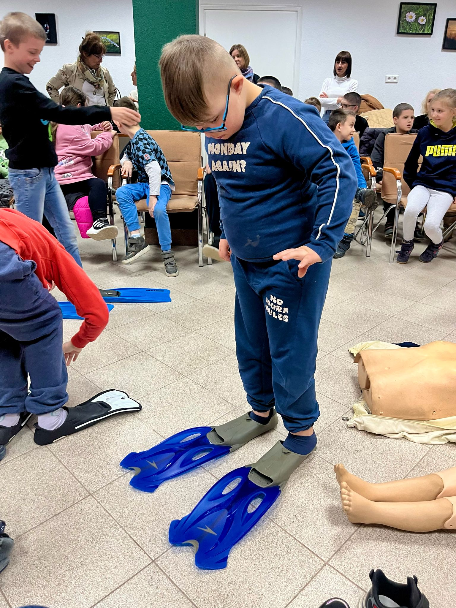 Poznajemy pracę ratownika wodnego | Chłopiec w płetwach.jpg