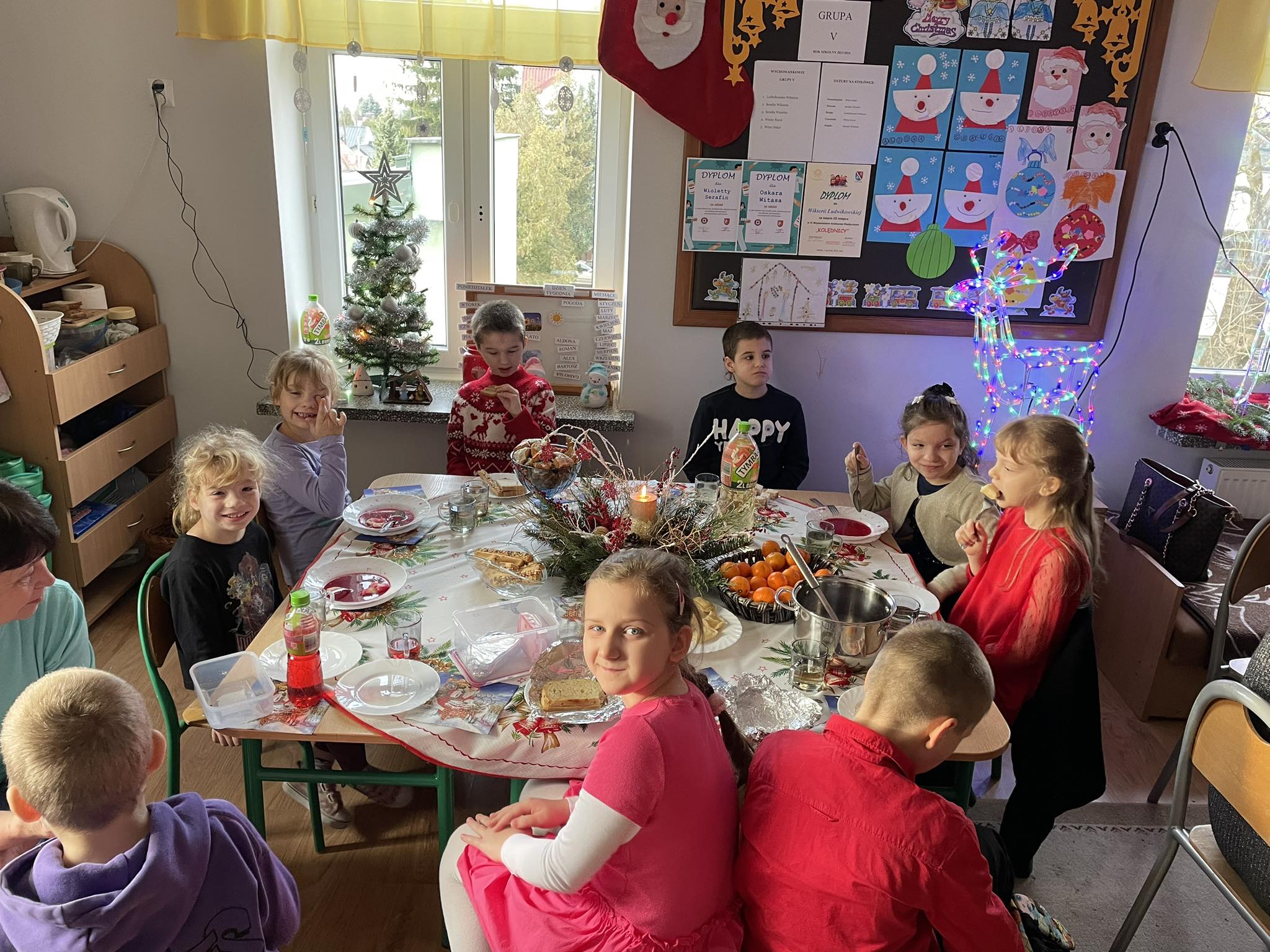 Nasz szkolny chór Karolus, zawsze obecny podczas uroczystości i wydarzeń muzycznych w naszym środowisku, zdobywa również uznanie na zewnątrz, biorąc udział w festiwalach i konkursach.  Gratulujemy wszystkich osiągnięć, zwłaszcza tych ostatnich, jakimi było zdobycie pierwszych miejsc na XI Wojewódzkim Festiwalu Piosenki Patriotycznej, Żołnierskiej i Harcerskiej Placówek Kształcenia Specjalnego w Rudniku nad Sanem oraz IX Wojewódzkim Festiwalu Dzieci i Młodzieży z Niepełnosprawnością Intelektualną w Dębicy.  Jesteśmy z was dumni!
