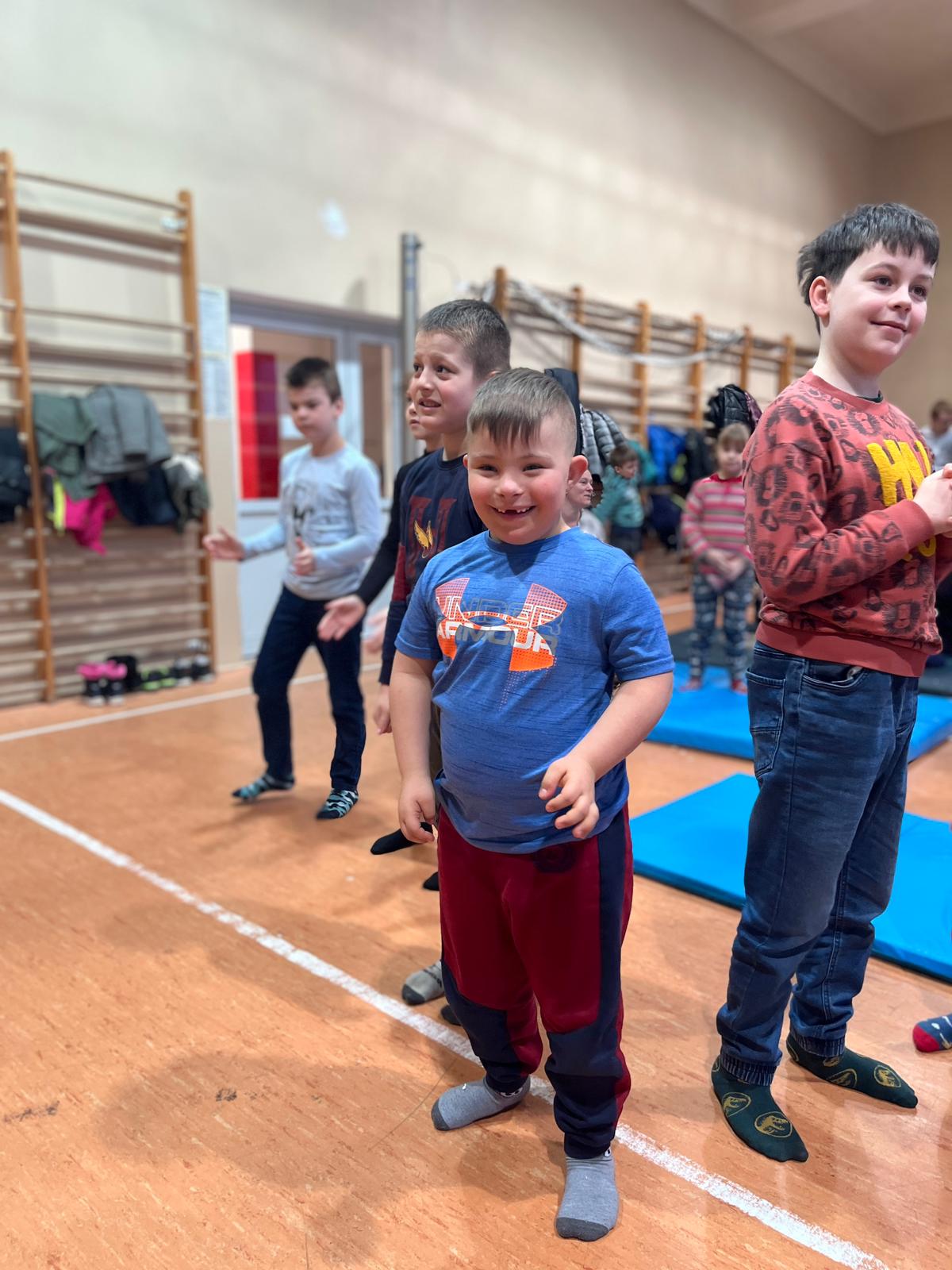 Spektakl interaktywny „Bocian i Żabka” | Dzieci uśmiechają się do zdjęcia.jpg