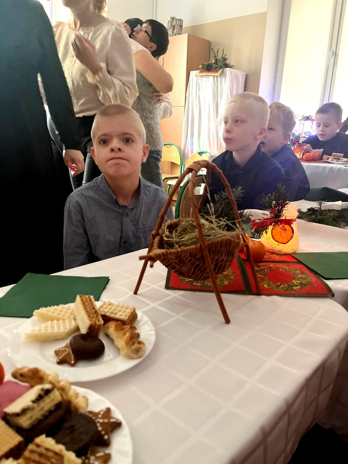 Nasz szkolny chór Karolus, zawsze obecny podczas uroczystości i wydarzeń muzycznych w naszym środowisku, zdobywa również uznanie na zewnątrz, biorąc udział w festiwalach i konkursach.  Gratulujemy wszystkich osiągnięć, zwłaszcza tych ostatnich, jakimi było zdobycie pierwszych miejsc na XI Wojewódzkim Festiwalu Piosenki Patriotycznej, Żołnierskiej i Harcerskiej Placówek Kształcenia Specjalnego w Rudniku nad Sanem oraz IX Wojewódzkim Festiwalu Dzieci i Młodzieży z Niepełnosprawnością Intelektualną w Dębicy.  Jesteśmy z was dumni! | Uczeń pozuje do zdjęcia.jpg