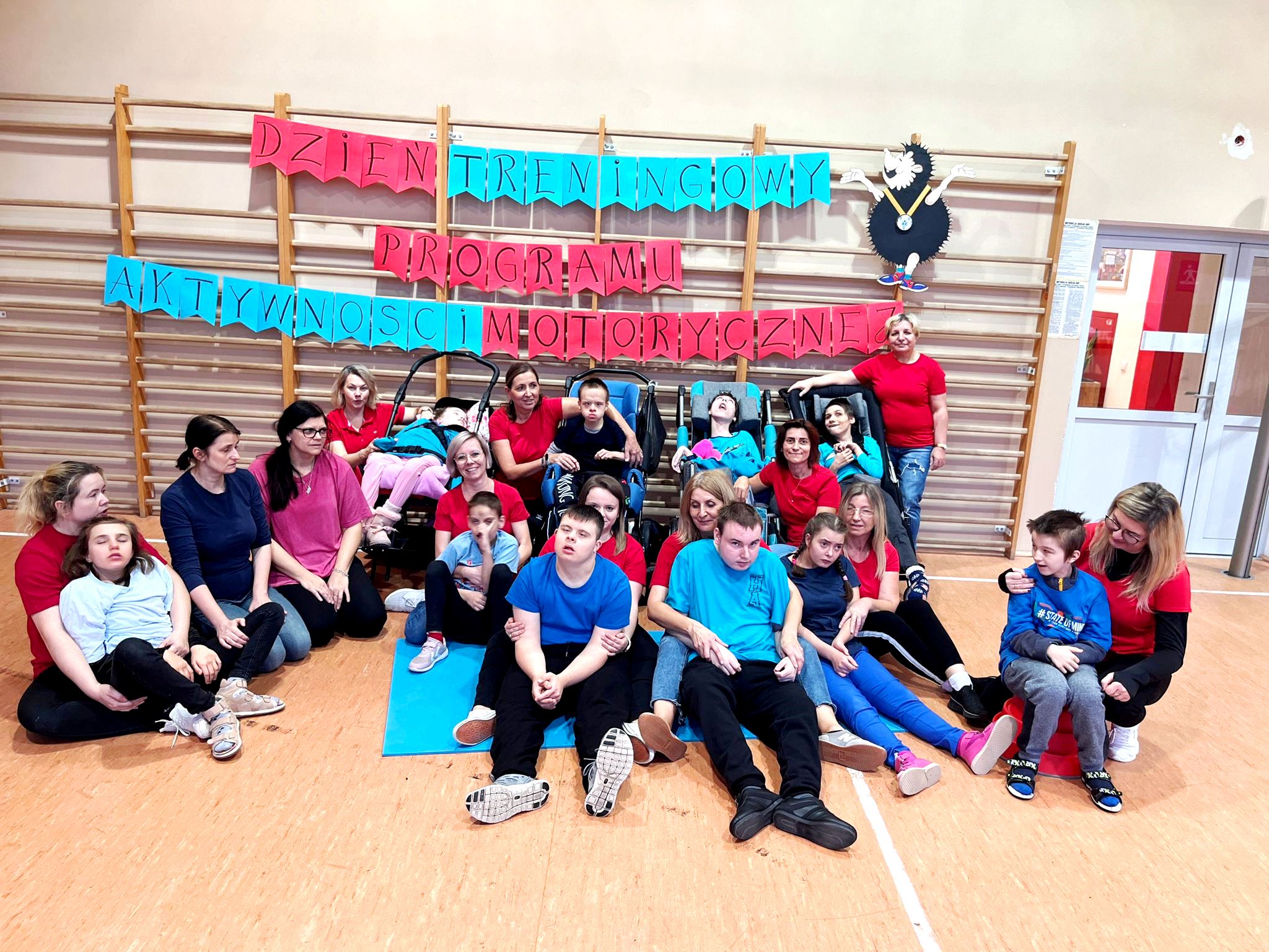 Dzień treningowy | Zdjęcie grupowe wszystkich uczestników zawodów sportowych.jpg