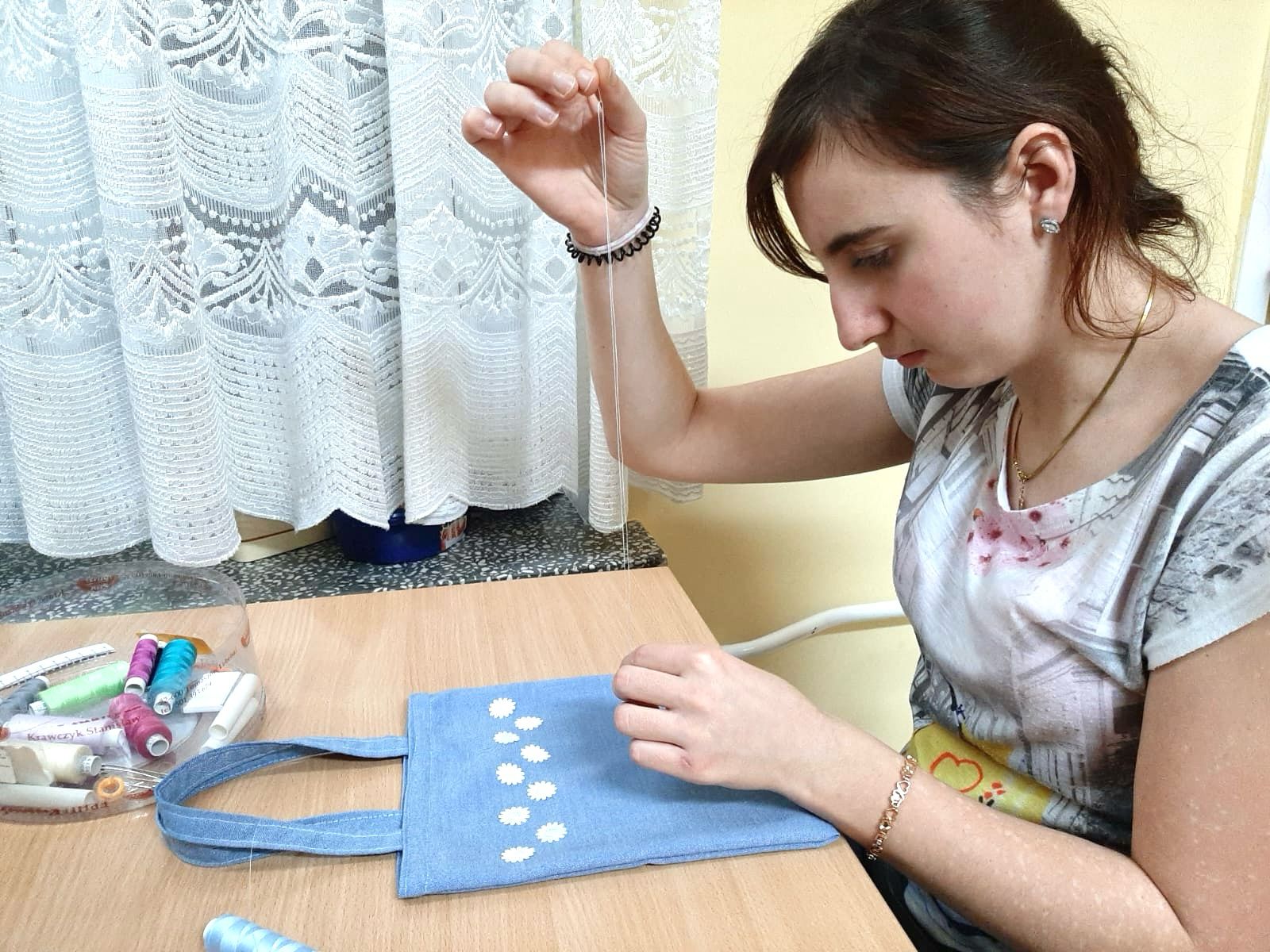 Zajęcia krawieckie w internacie | Dziewczyna szyje torbę.jpg
