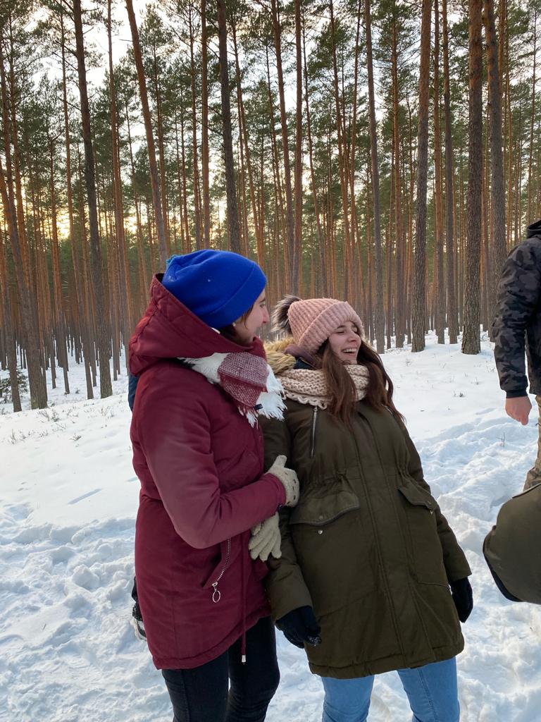 Kulig | Dwie uśmiechnięte dziewczyny, w tle śnieg.jpg