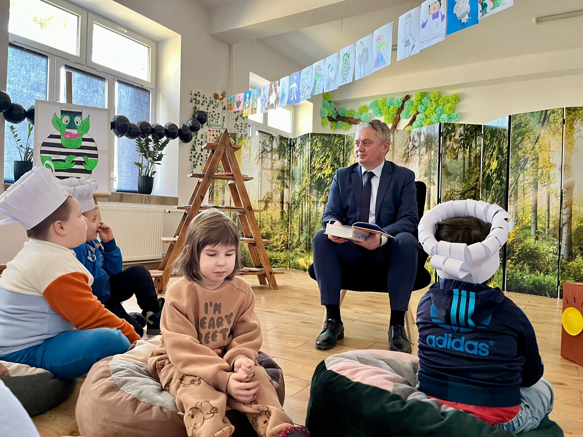 Przedszkolaki w bajkowym świecie Baltazara Gąbki | Dzieci czekają na czytanie bajki.jpg