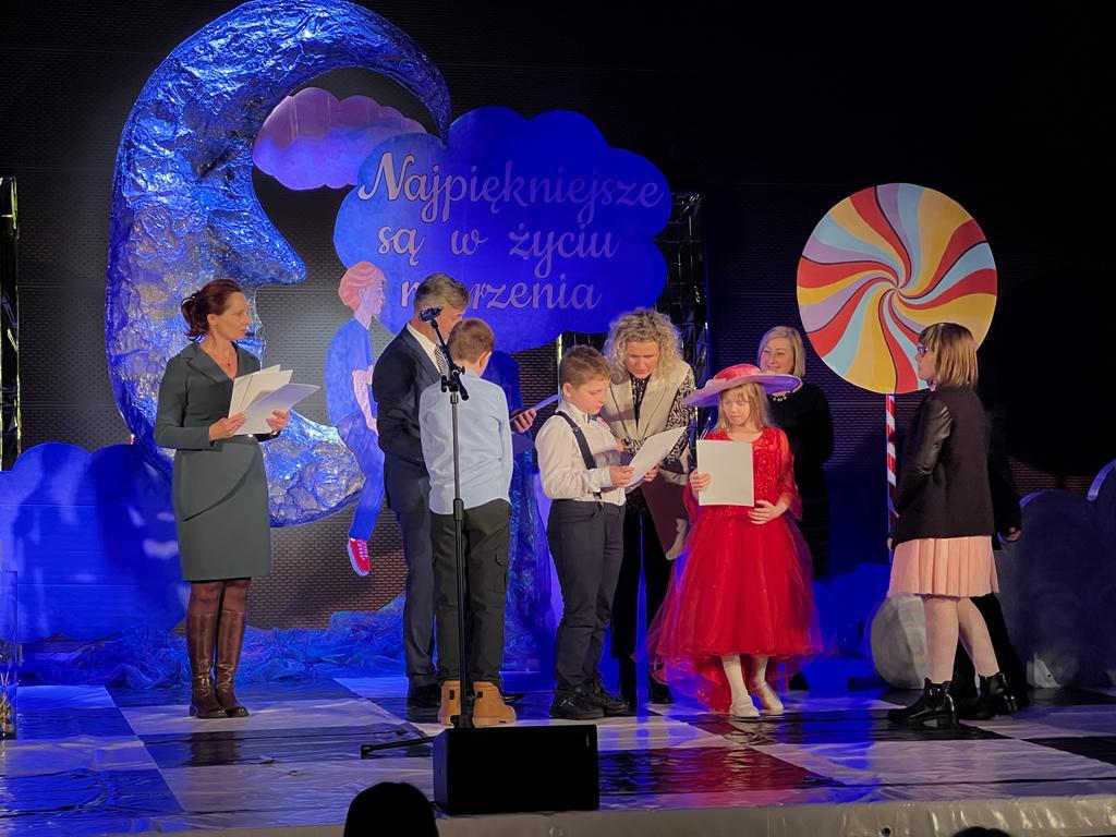 Konkurs recytatorski w Leżajsku | uczestnicy konkursu na scenie.jpg