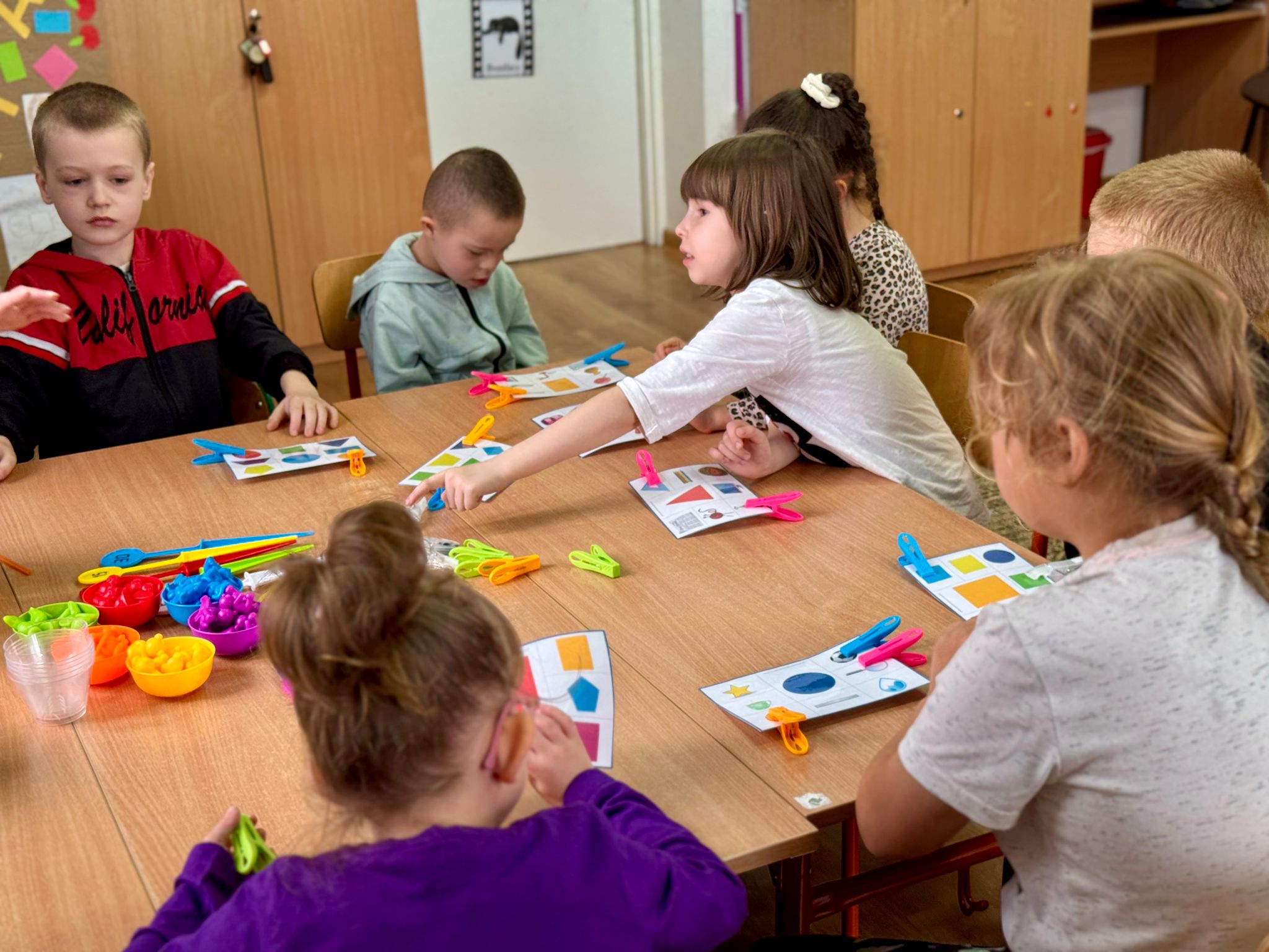 Podsumowanie IV edycji programu grantowego „Rosnę z matematyką” | Dzieci przy stoliku podczas pracy.jpg