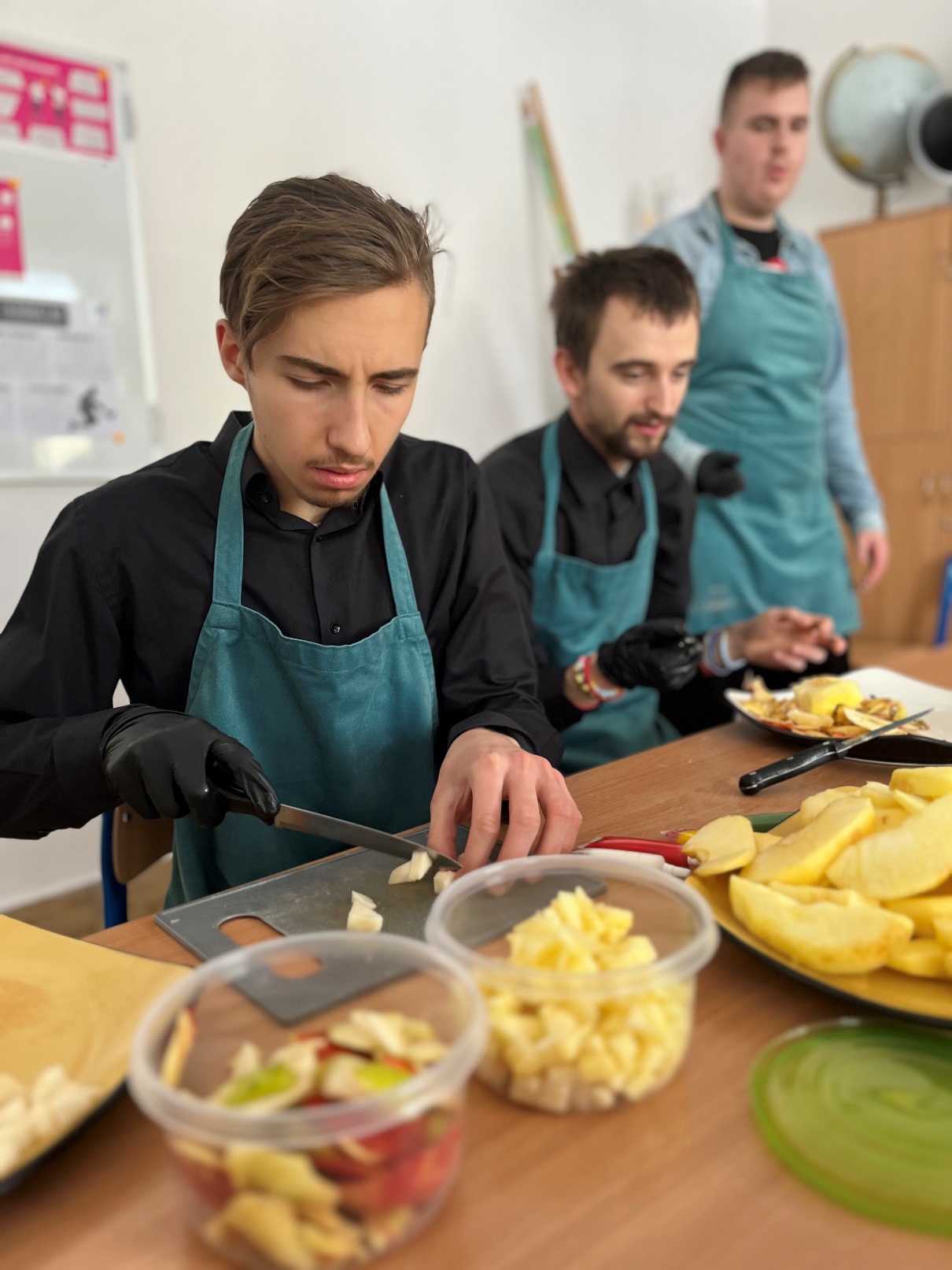 Przedświąteczne warsztaty kulinarne | Uczniowie kroją jabłka.JPG