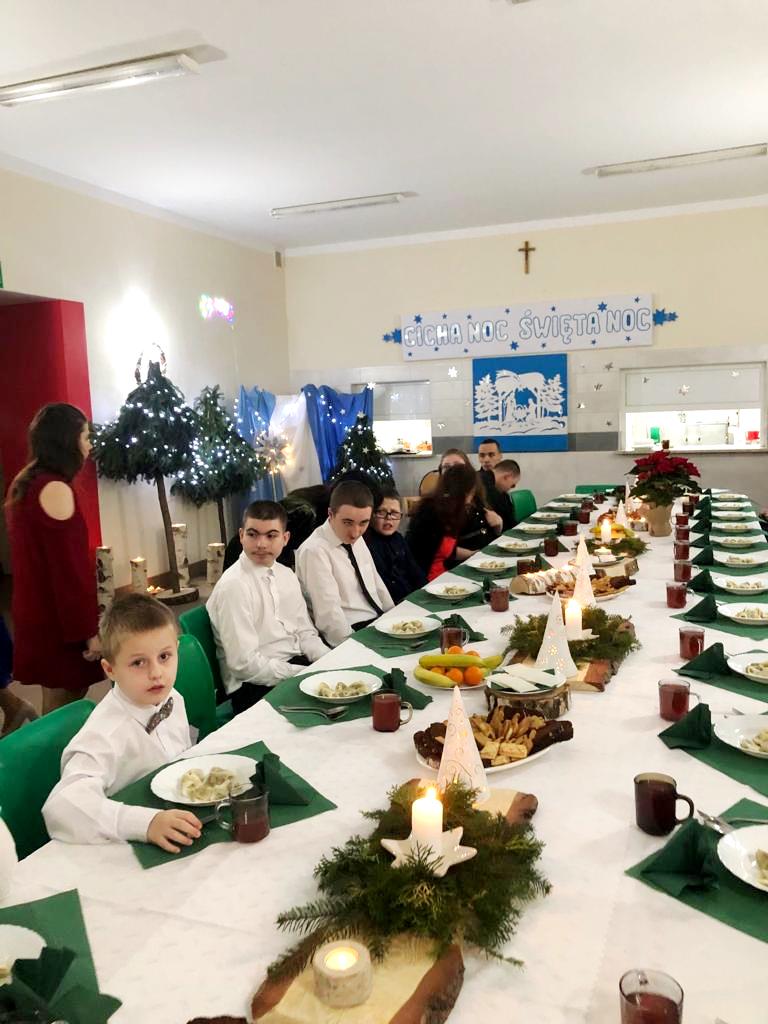 Nasz szkolny chór Karolus, zawsze obecny podczas uroczystości i wydarzeń muzycznych w naszym środowisku, zdobywa również uznanie na zewnątrz, biorąc udział w festiwalach i konkursach.  Gratulujemy wszystkich osiągnięć, zwłaszcza tych ostatnich, jakimi było zdobycie pierwszych miejsc na XI Wojewódzkim Festiwalu Piosenki Patriotycznej, Żołnierskiej i Harcerskiej Placówek Kształcenia Specjalnego w Rudniku nad Sanem oraz IX Wojewódzkim Festiwalu Dzieci i Młodzieży z Niepełnosprawnością Intelektualną w Dębicy.  Jesteśmy z was dumni! | Uczniowie przy wigilijnym stole.jpg