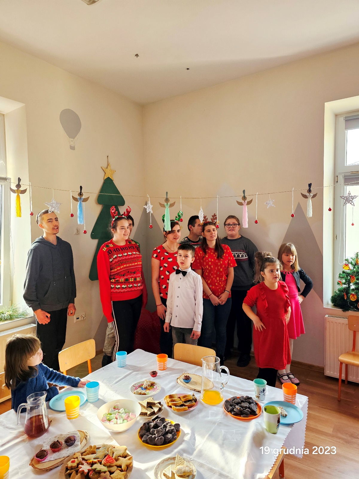 Nasz szkolny chór Karolus, zawsze obecny podczas uroczystości i wydarzeń muzycznych w naszym środowisku, zdobywa również uznanie na zewnątrz, biorąc udział w festiwalach i konkursach.  Gratulujemy wszystkich osiągnięć, zwłaszcza tych ostatnich, jakimi było zdobycie pierwszych miejsc na XI Wojewódzkim Festiwalu Piosenki Patriotycznej, Żołnierskiej i Harcerskiej Placówek Kształcenia Specjalnego w Rudniku nad Sanem oraz IX Wojewódzkim Festiwalu Dzieci i Młodzieży z Niepełnosprawnością Intelektualną w Dębicy.  Jesteśmy z was dumni! | Uczniowie w czerwonych strojach pozują do zdjęcia.jpg