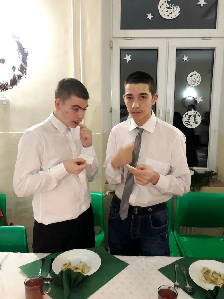Nasz szkolny chór Karolus, zawsze obecny podczas uroczystości i wydarzeń muzycznych w naszym środowisku, zdobywa również uznanie na zewnątrz, biorąc udział w festiwalach i konkursach.  Gratulujemy wszystkich osiągnięć, zwłaszcza tych ostatnich, jakimi było zdobycie pierwszych miejsc na XI Wojewódzkim Festiwalu Piosenki Patriotycznej, Żołnierskiej i Harcerskiej Placówek Kształcenia Specjalnego w Rudniku nad Sanem oraz IX Wojewódzkim Festiwalu Dzieci i Młodzieży z Niepełnosprawnością Intelektualną w Dębicy.  Jesteśmy z was dumni! | Uczniowie składają sobie życzenia.jpg