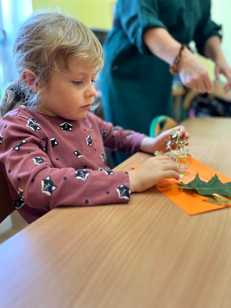 Powitanie Jesieni | Dziewczynka przykleja na kartkę suszoną hortensję .jpg