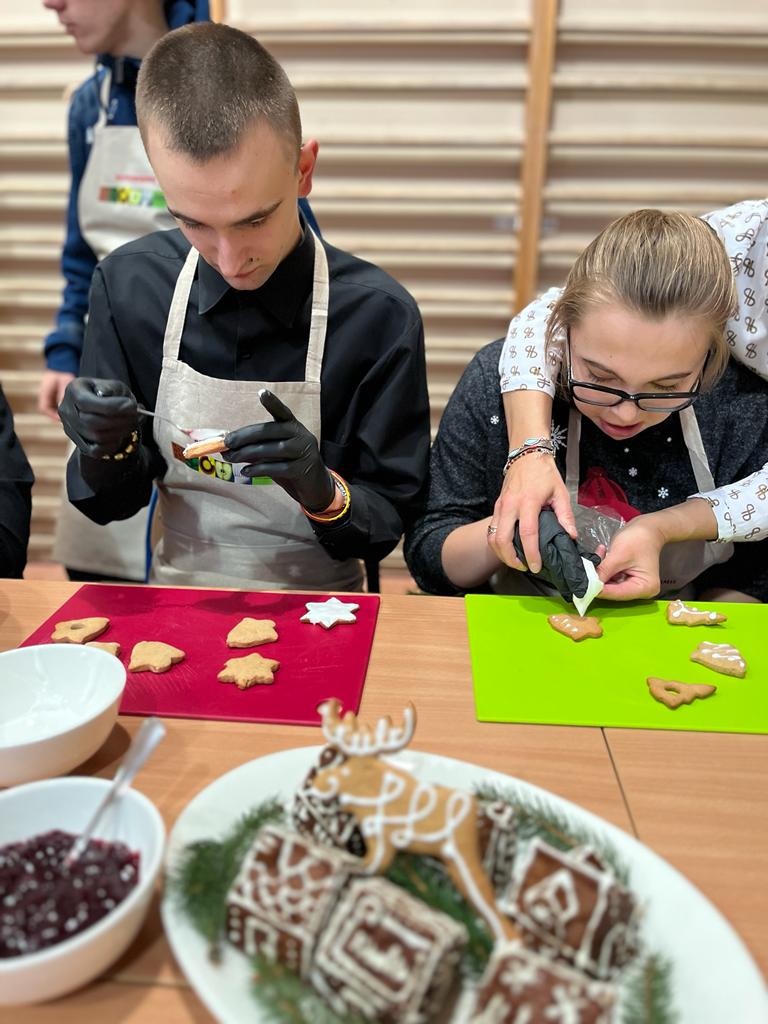 Świątecznych wspomnień czar… | Chłopiec i dziewczyna dekorują pierniki.jpg