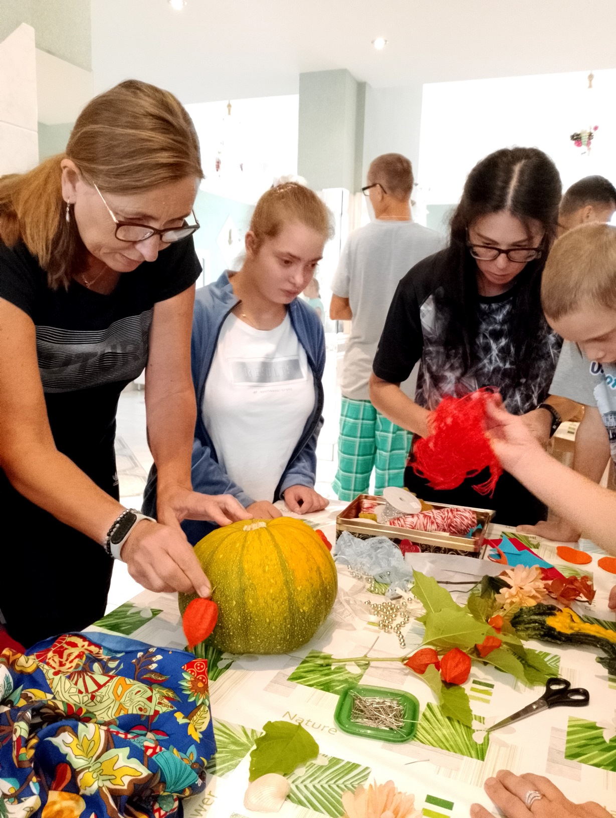 Święto pieczonego ziemniaka | Ozdabianie dyń ogrodowych jesiennymi darami natury.jpg