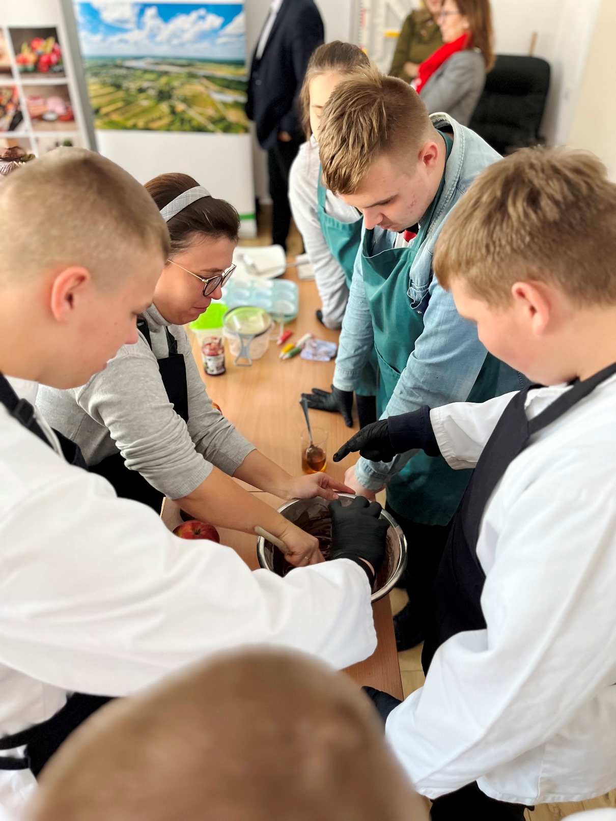 Przedświąteczne warsztaty kulinarne | Uczniowie mieszają składniki w misce.JPG