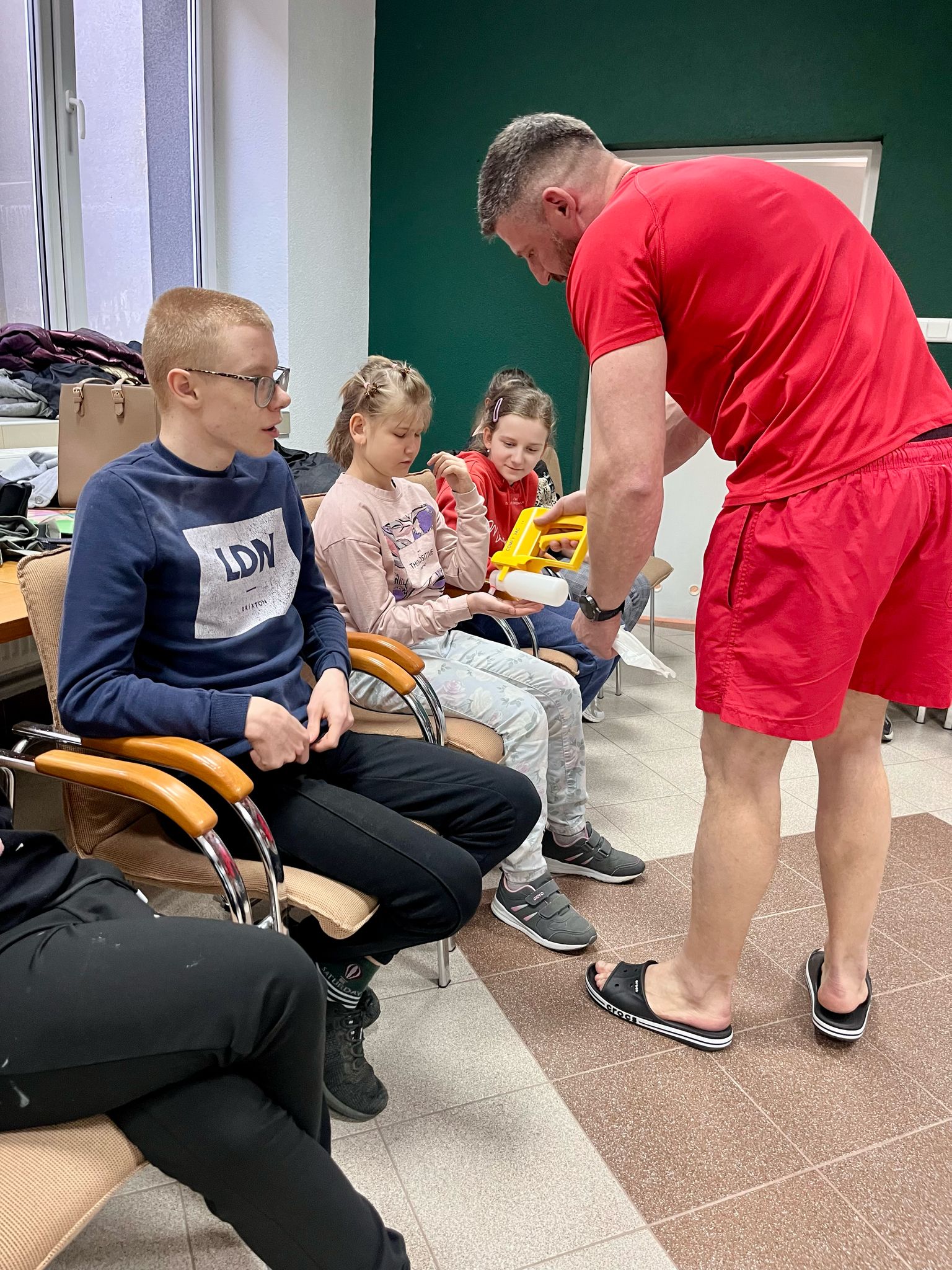 Poznajemy pracę ratownika wodnego | Ratownik z uczniami.jpg