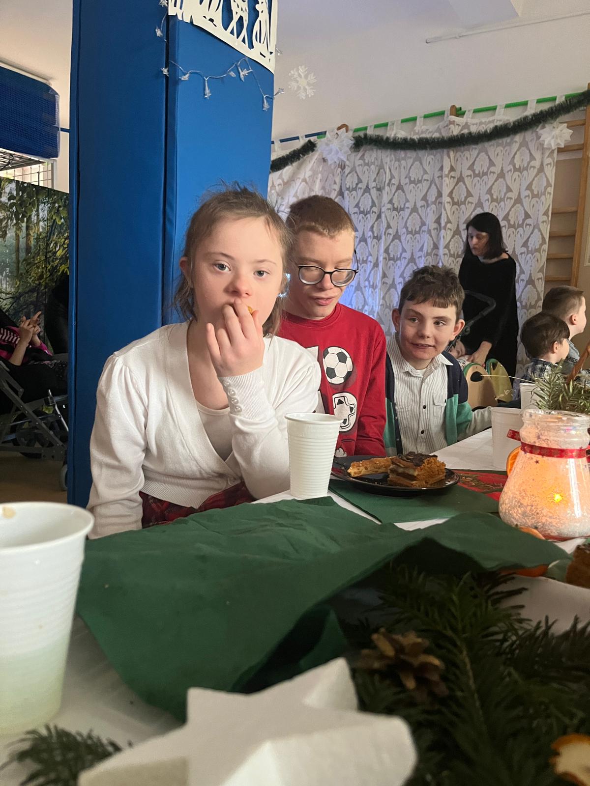 Nasz szkolny chór Karolus, zawsze obecny podczas uroczystości i wydarzeń muzycznych w naszym środowisku, zdobywa również uznanie na zewnątrz, biorąc udział w festiwalach i konkursach.  Gratulujemy wszystkich osiągnięć, zwłaszcza tych ostatnich, jakimi było zdobycie pierwszych miejsc na XI Wojewódzkim Festiwalu Piosenki Patriotycznej, Żołnierskiej i Harcerskiej Placówek Kształcenia Specjalnego w Rudniku nad Sanem oraz IX Wojewódzkim Festiwalu Dzieci i Młodzieży z Niepełnosprawnością Intelektualną w Dębicy.  Jesteśmy z was dumni! | Uczniowie przy stole.jpg