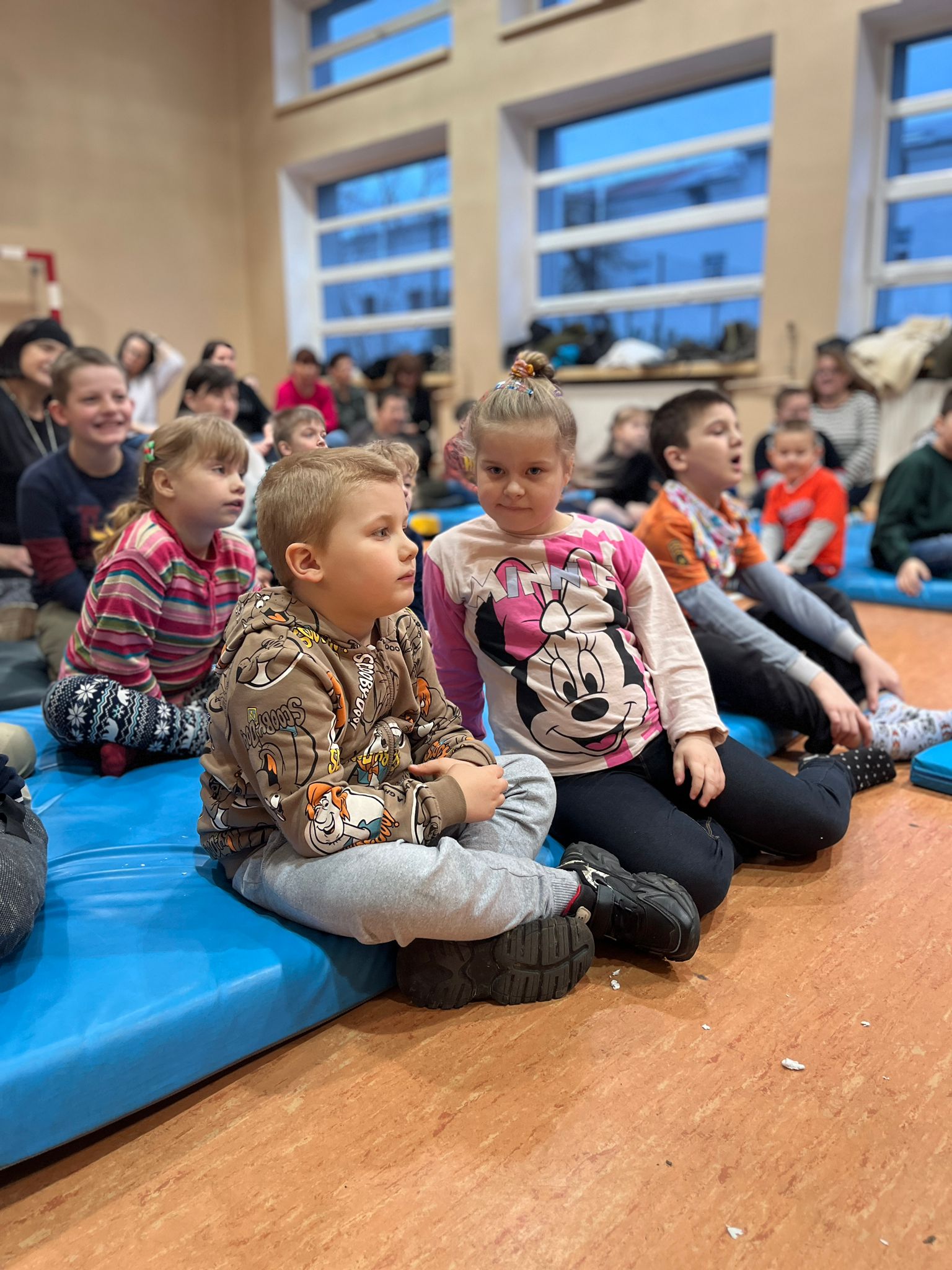 Spektakl interaktywny „Bocian i Żabka” | dzieci na materacu podczas oglądania przedstawienia.jpg