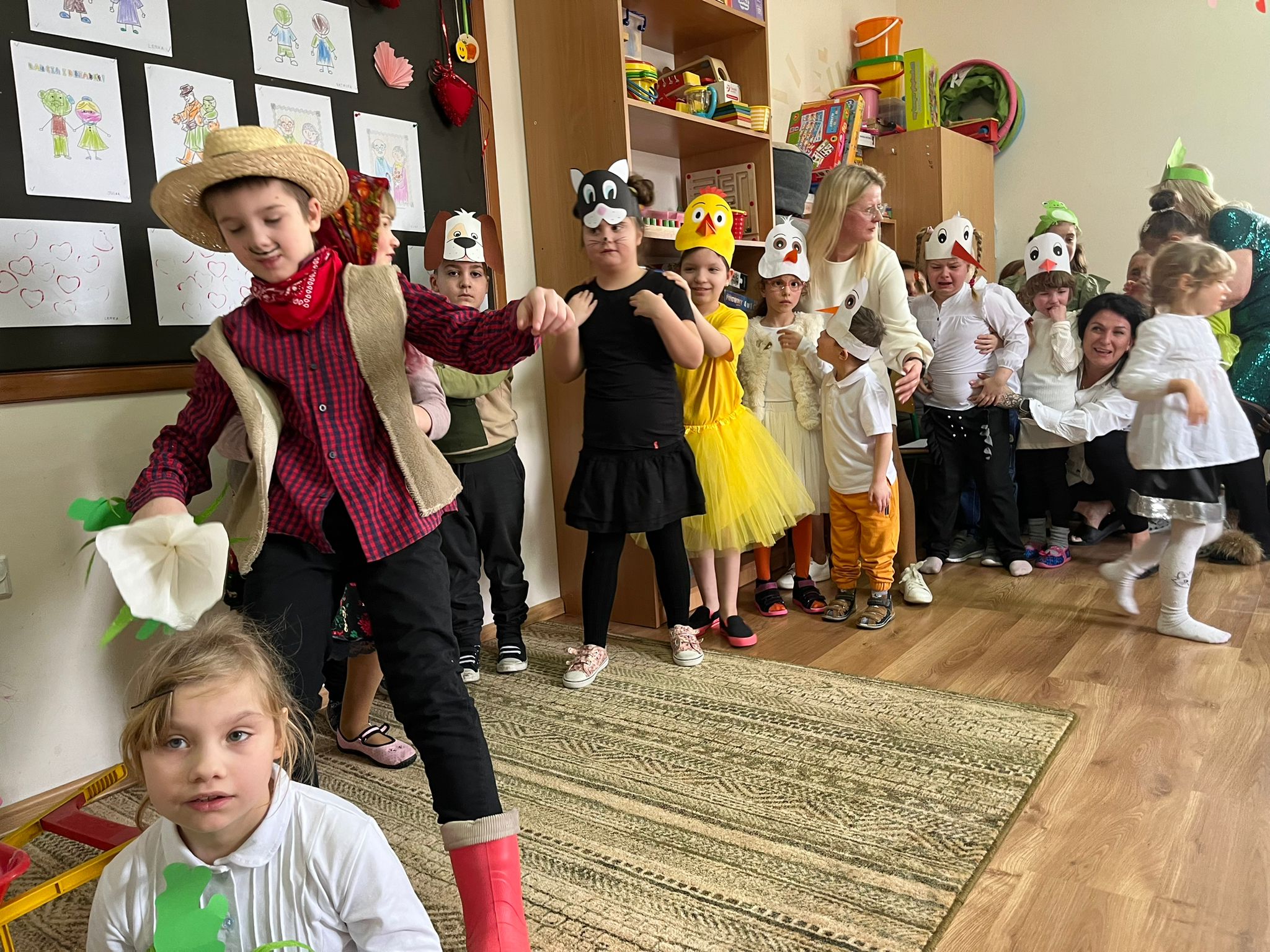 Dzień Babci i Dziadka w przedszkolu | Dzieci podczas przedstawienia wiersza Rzepka.jpg
