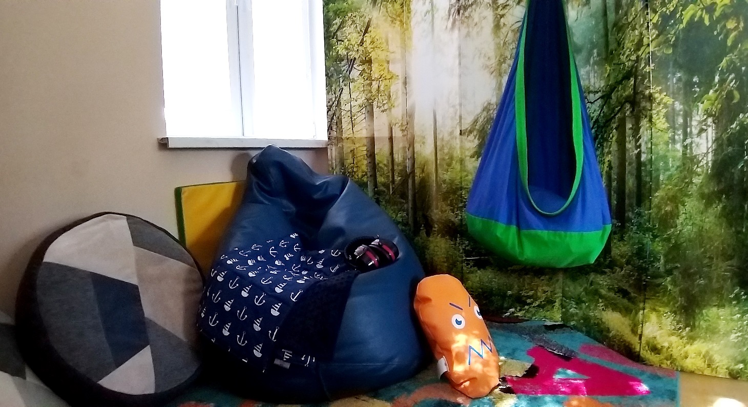 „Przyjazna przystań” | Sala z pufami huśtawką i fototapeta po prawej.jpg