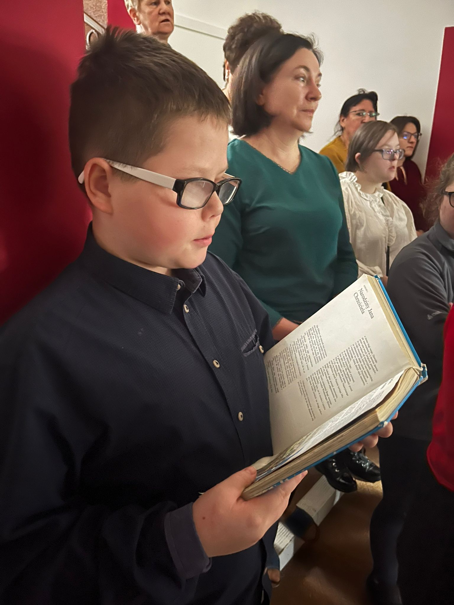 Nasz szkolny chór Karolus, zawsze obecny podczas uroczystości i wydarzeń muzycznych w naszym środowisku, zdobywa również uznanie na zewnątrz, biorąc udział w festiwalach i konkursach.  Gratulujemy wszystkich osiągnięć, zwłaszcza tych ostatnich, jakimi było zdobycie pierwszych miejsc na XI Wojewódzkim Festiwalu Piosenki Patriotycznej, Żołnierskiej i Harcerskiej Placówek Kształcenia Specjalnego w Rudniku nad Sanem oraz IX Wojewódzkim Festiwalu Dzieci i Młodzieży z Niepełnosprawnością Intelektualną w Dębicy.  Jesteśmy z was dumni! | Uczeń czyta Biblię.jpg