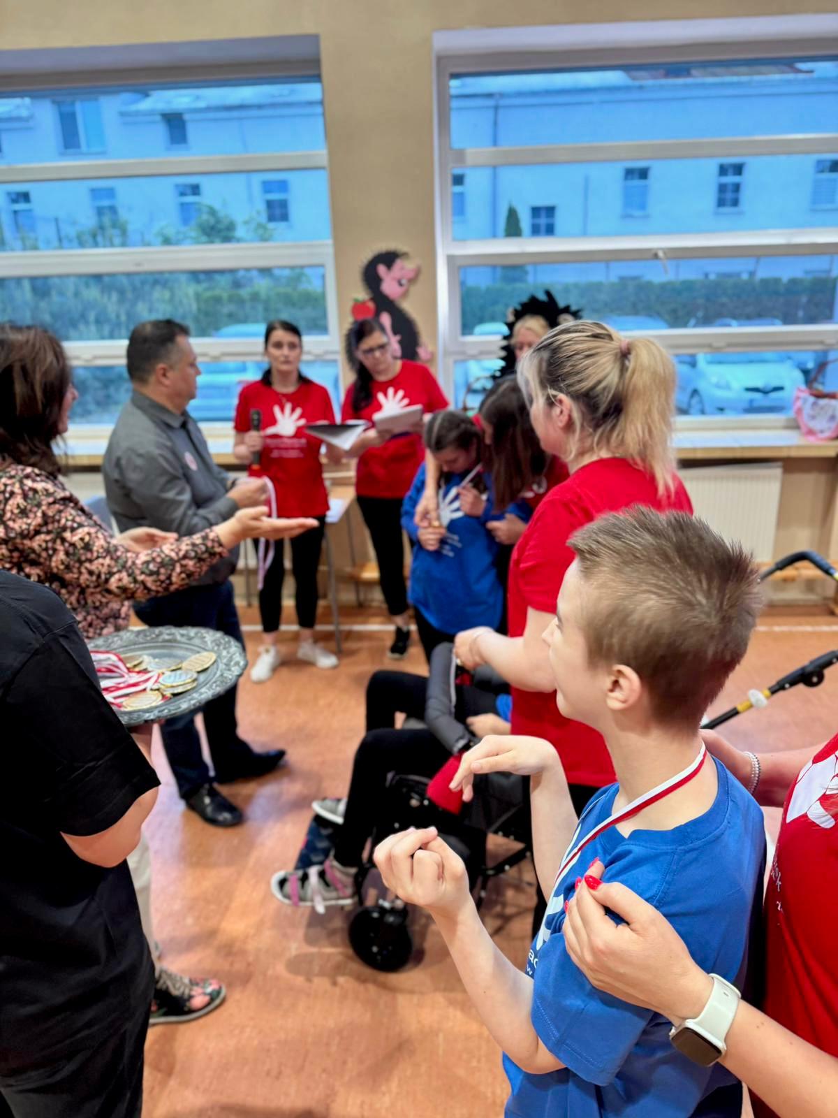 MATP Olimpiad Specjalnych | Dekoracja medalami uczestników zawodów.jpg