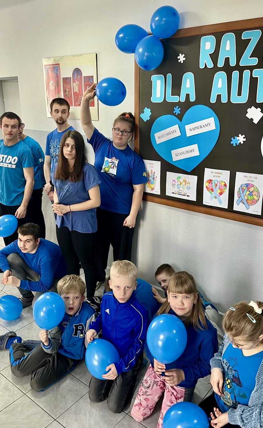 Światowy Dzień Świadomości Autyzmu | Uczniowie ubrani na niebiesko trzymają balony.jpg