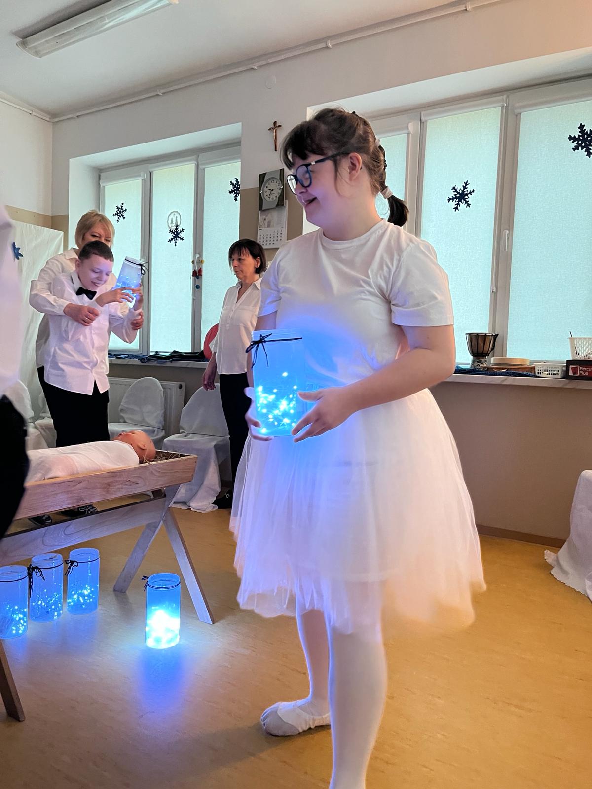 Między światłem, a ruchem… | Dziewczynka ubrana na biało z lampionem .jpg