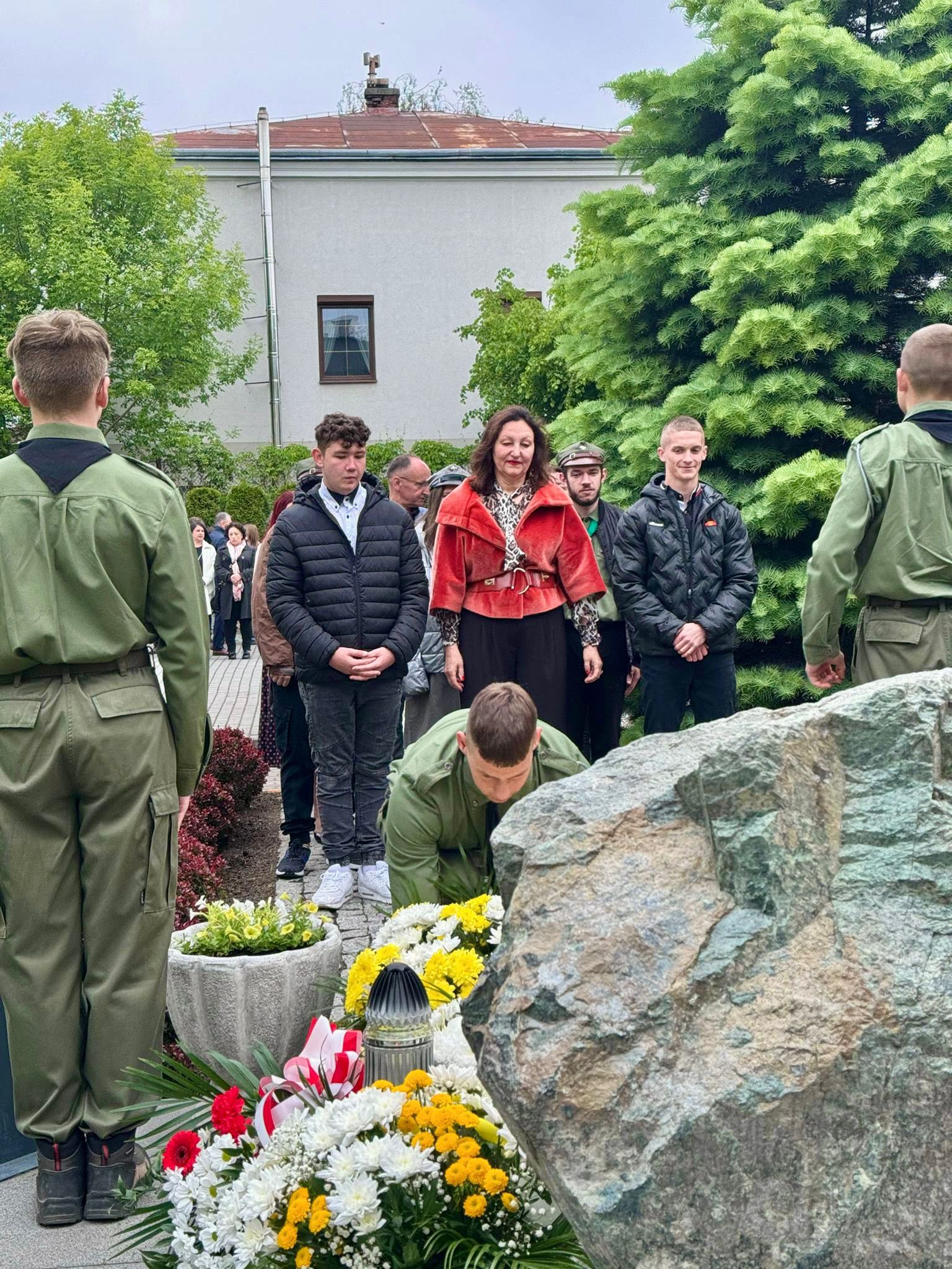 Święto Szkoły 2025 | Złożenie kwiatów pod pomnikiem.jpg