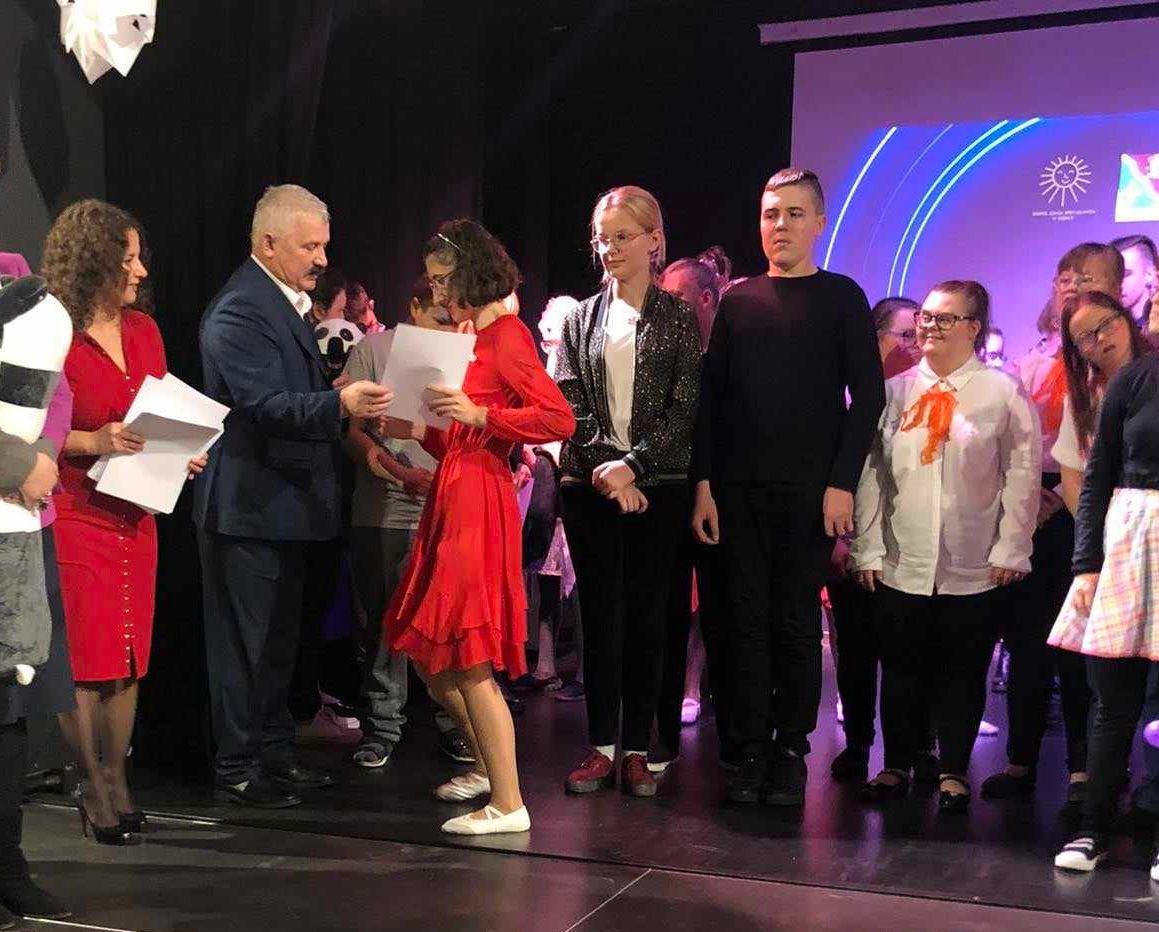 I miejsca dla chóru szkolnego „Karolus” | Dziewczyna odbiera na scenie nagrodę od organizatorów (2).jpg
