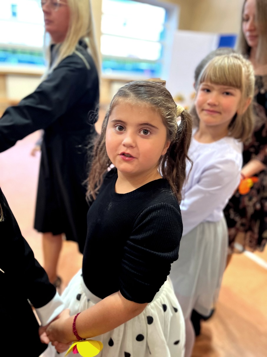 Świętujemy Dzień Edukacji Narodowej | Uczennice schodzą ze sceny .JPG