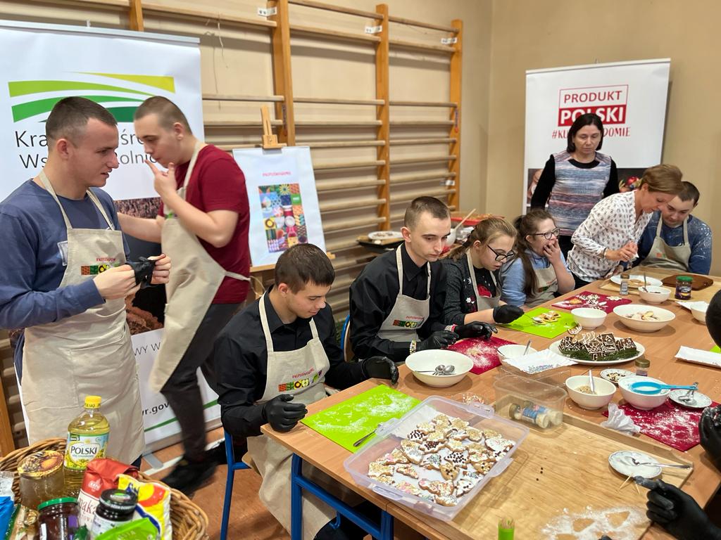 Świątecznych wspomnień czar… | Uczniowie podczas zajęć kulinarnych dekorują ciastka.jpg