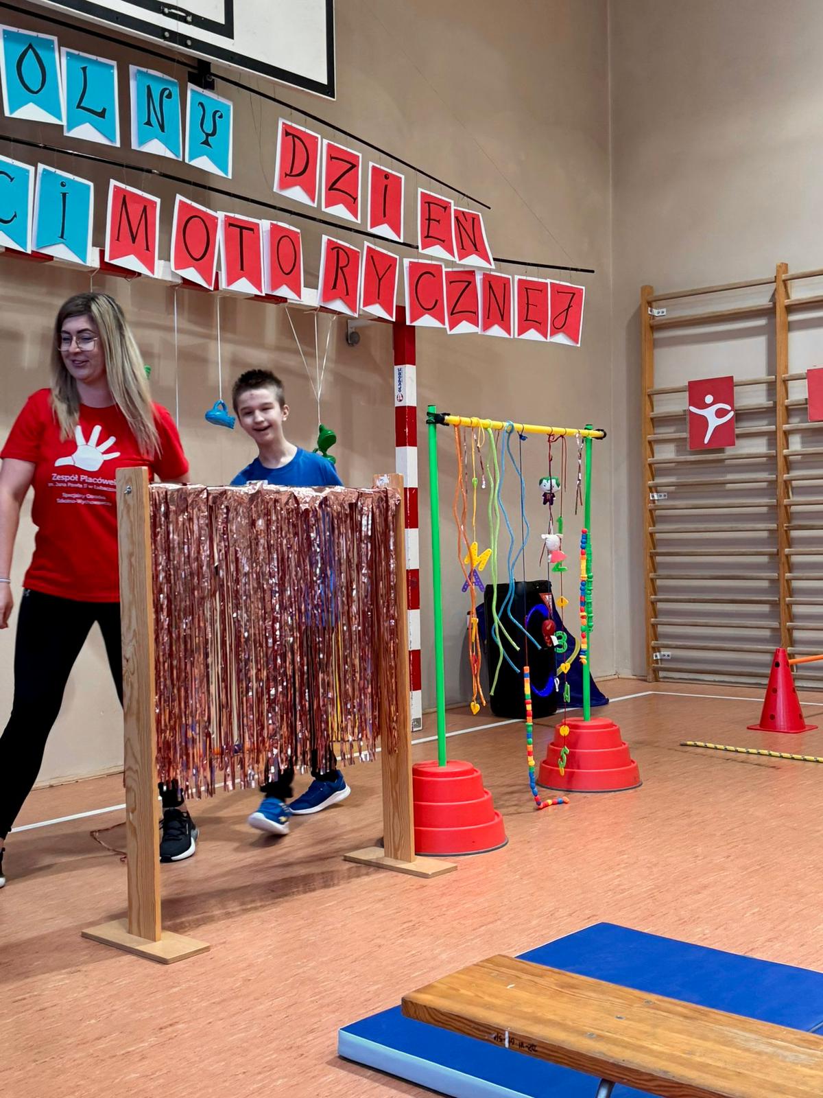 MATP Olimpiad Specjalnych | Chłopiec z błyszczącymi frędzlami.jpg