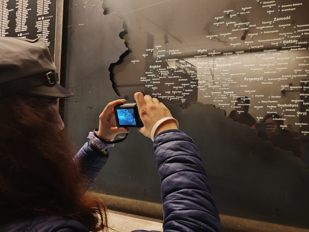 Bełżec – Miejsce Pamięci | Uczennica robi zdjęcie ekspozycji w Muzeum.jpg