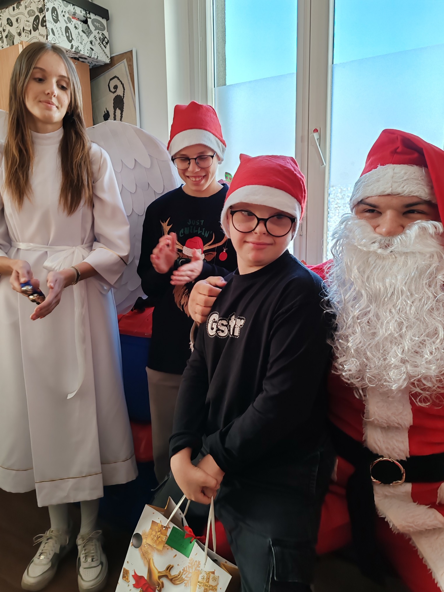 Niezapomniane spotkanie z Mikołajem! | Chłopiec pozuje do zdjęcia z Mikołajem.jpg