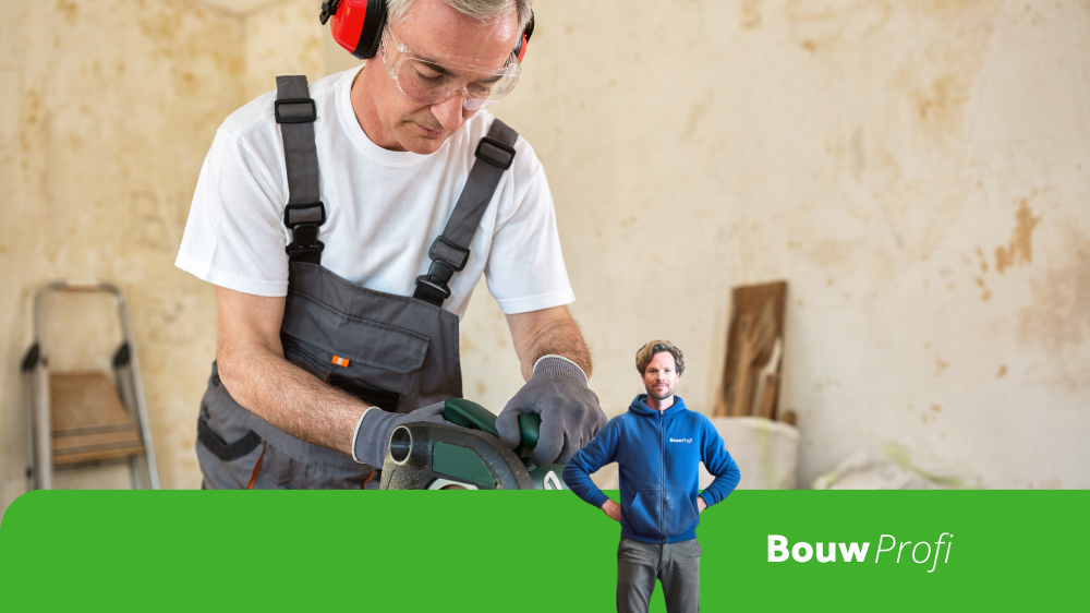 Klusser verwerkt multiplex met eigen gereedschap