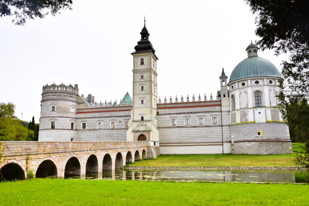 Przemyśl i okolice | Nieduży pałac zbudowany z białego kamienia, po bokach baszty. na środku wieża. Do bramy w wieży prowadzi murowany most na filarach zbudowany nad wodą..JPG