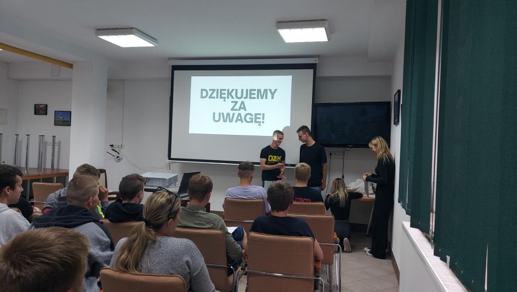 Spotkanie „Twarze sukcesu” | Wychowanek MOW dziękuje prowadzącym za przeprowadzone zajęcia. Zdjęcie z tyłu sali.jpg