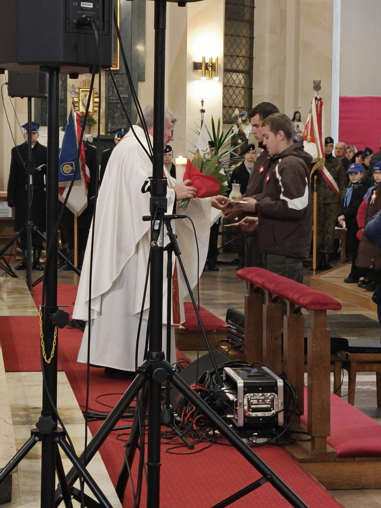 Obchody Święta Niepodległości | W konkatedrze podczas mszy świętej uchwycony jest moment, gdy dwaj wychowankowie w mundurach harcerskich podchodzą do ołtarza w procesji z daram.jpg