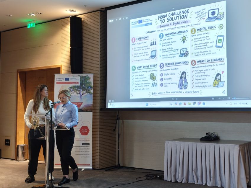 Edukacyjne inspiracje podczas warsztatów i wizyt studyjnych w Czarnogórze | 2_kobiety_przy_mównicy_omawiają_wypracowane_podczas_warsztatów_rozwiązania.jpg