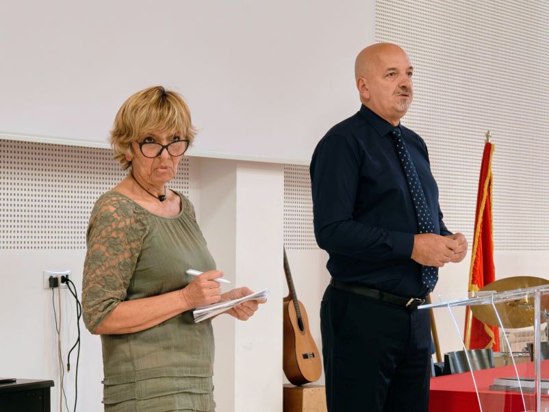 Edukacyjne inspiracje podczas warsztatów i wizyt studyjnych w Czarnogórze | Mężczyzna_i_kobieta_opowiadają_na_sali_audytoryjnej_o_działalności_swojej_szkoły.jpg