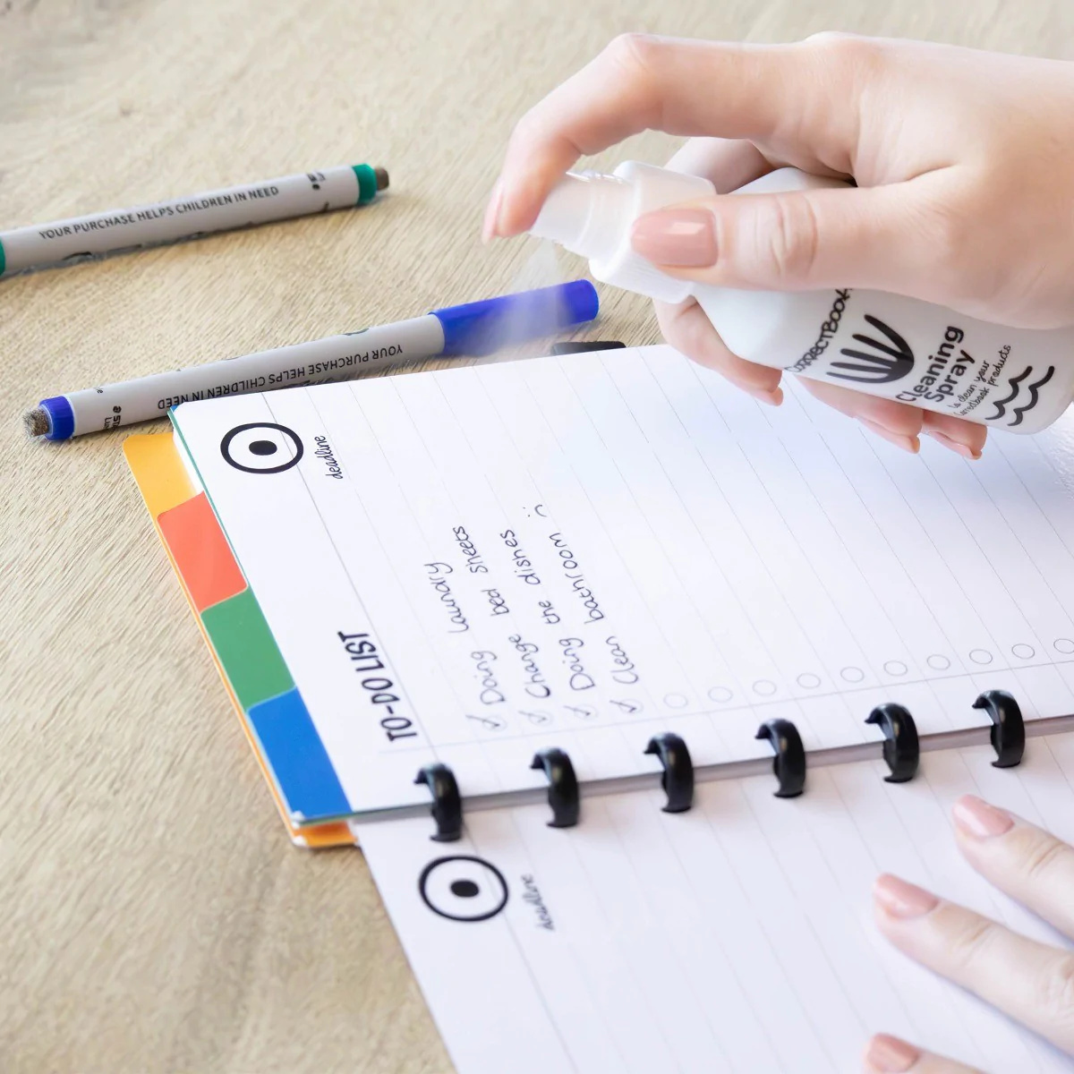 Iemand die ene uitwisbaar notitieboek schoonmaakt