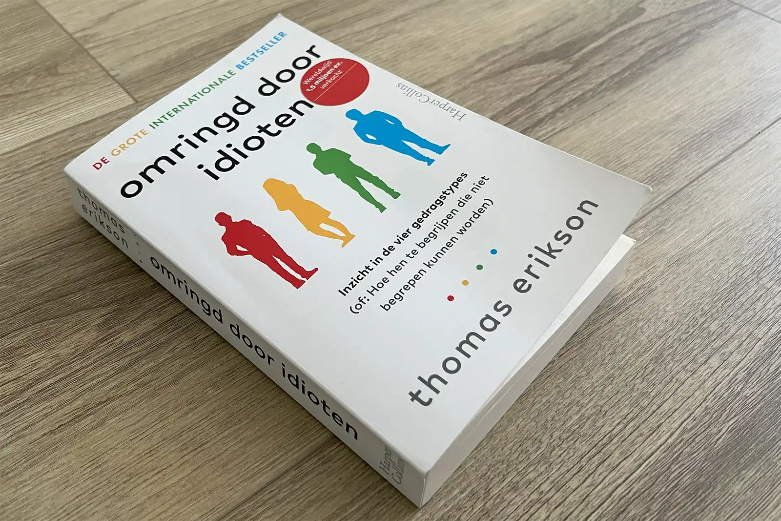 Boek Omringd door idioten