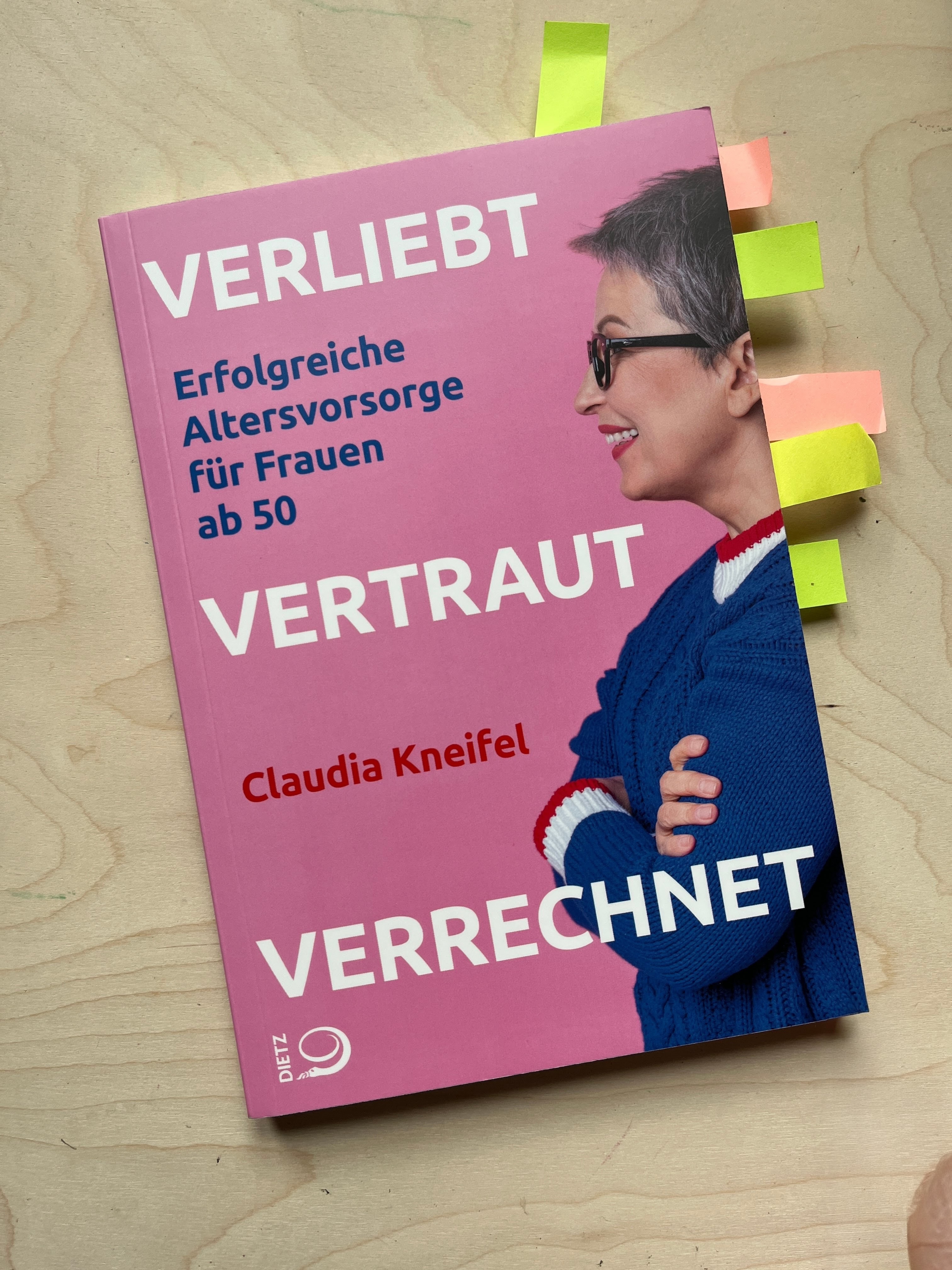 Artikelbild Verliebt, vertraut, verrechnet – Erfolgreiche Altersvorsorge für Frauen ab 50 von Claudia Kneifel