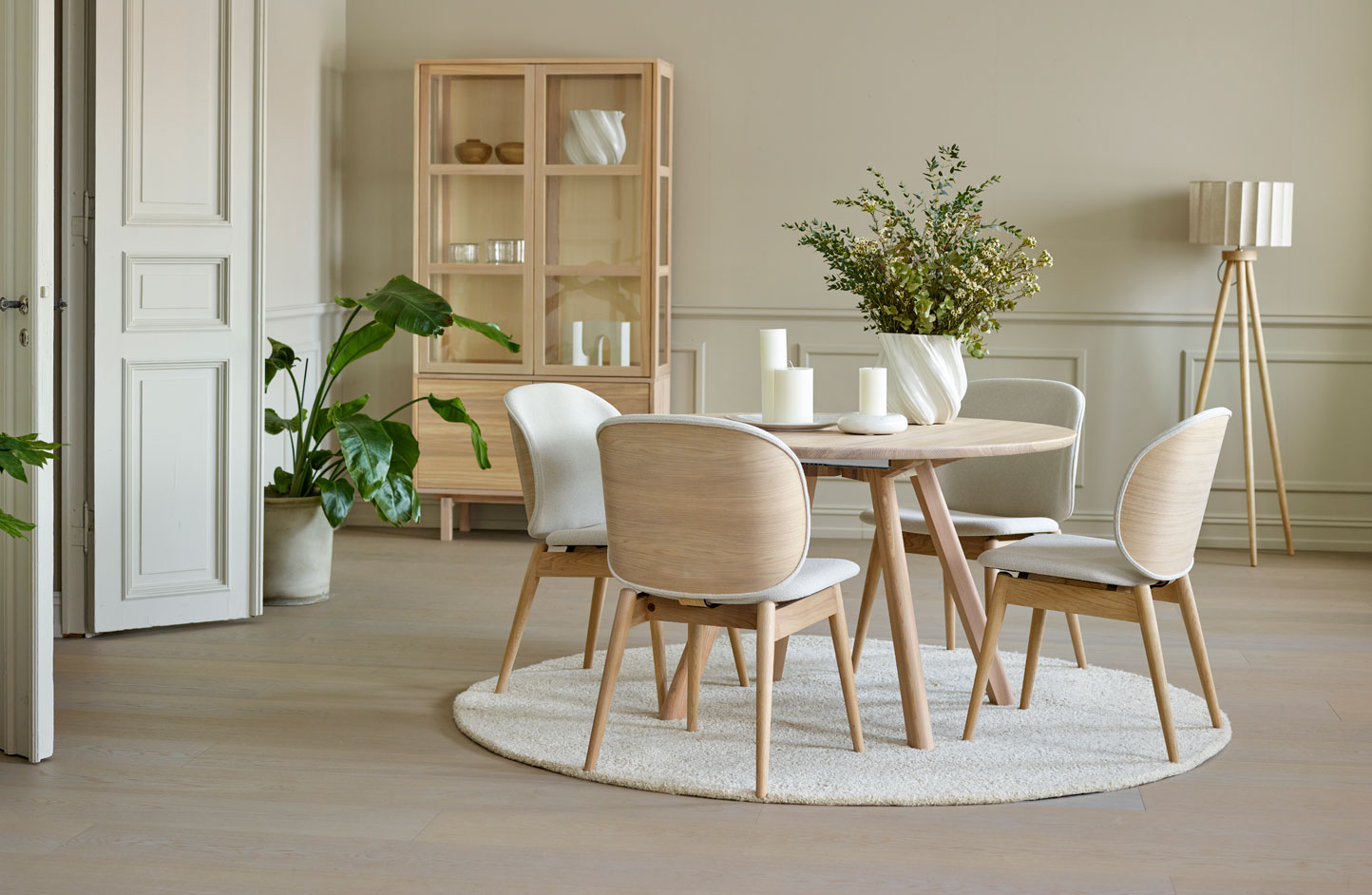 WoodStory Urban rundt spisebord med Artus spisestol fra PBJ