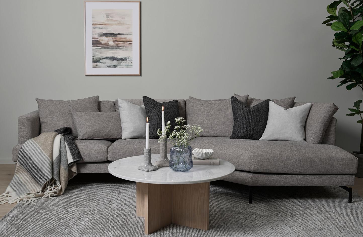 Kos sofa i tekstilet Verdon grey, med Brooksville sofabord