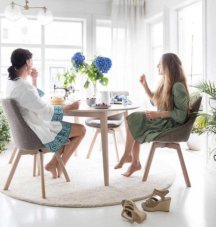 sitte ved kjøkkenbord